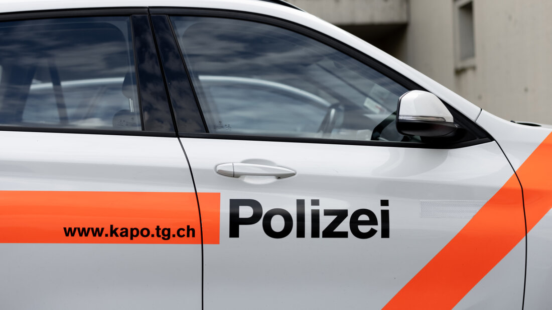 Die Umstände des Sturzes von einer Treppe, die zum Tod einer 67-jährigen Frau führten, werden von der Polizei noch weiter abgeklärt. (Archivbild) 20251023094428533.jpg