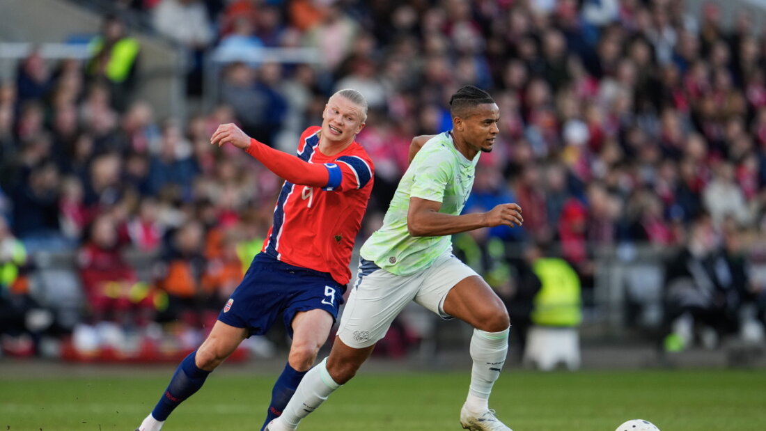 Manuel Akanji hat seinen ehemaligen Teamkollegen Erling Haaland im Griff 20260331215015433.jpg