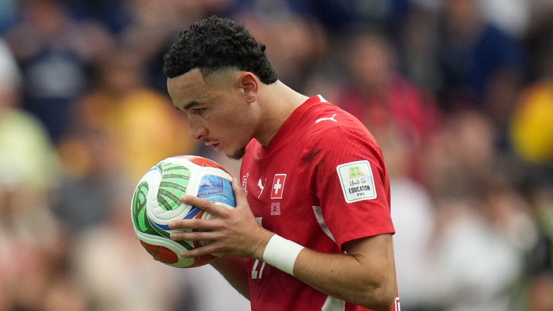Kuss und Schuss ins Glück: Ruben Vargas verwandelte den entscheidenden Penalty zum Viertelfinal-Einzug 20260708005833992.jpg