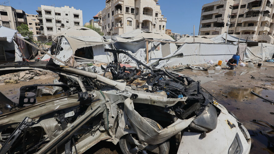 Auf einer Straße in Gaza ist nach einem israelischen Militärangriff ein zerstörtes Fahrzeug zu sehen. Foto: Yousef Al Zanoun/AP/dpa 20260901140514935.jpg