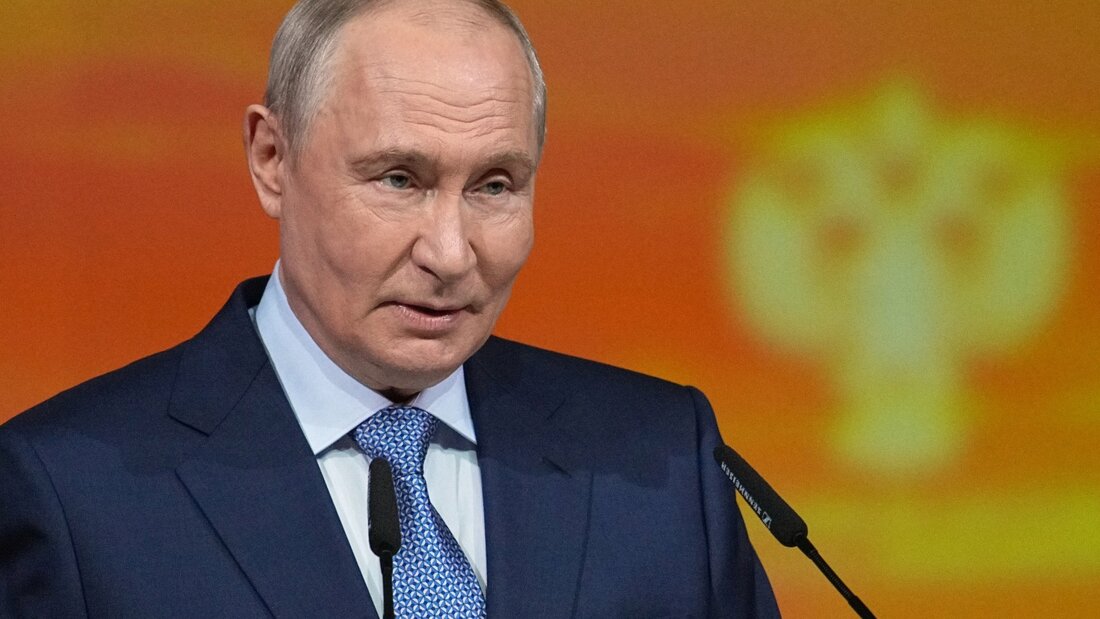 Der russische Präsident Wladimir Putin spricht auf einem internationalen Kulturforum. Foto: Dmitri Lovetsky/AP/dpa 20260925215929113.jpg