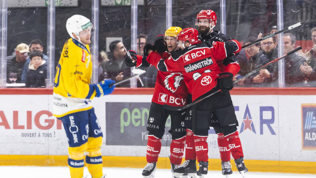 Die Lausanner Austin Czarnik, Erik Brännström und Fabian Heldner jubeln über den Sieg gegen den Leader 20251029220411845.jpg