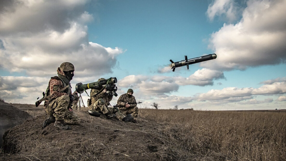 ARCHIV - Auf diesem vom Pressedienst des ukrainischen Verteidigungsministeriums veröffentlichten Foto benutzen ukrainische Soldaten während einer Militärübung in der Region Donezk eine Abschussvorrichtung mit einer US-Javelin-Rakete. Foto: Uncredited/Ukrainian Defense Ministry Press Service/AP/dpa - ACHTUNG: Nur zur redaktionellen Verwendung im Zusammenhang mit der aktuellen Berichterstattung und nur mit vollständiger Nennung des vorstehenden Credits 20251113123229711.jpg