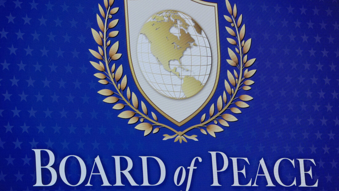 ARCHIV - Ein Logo wird vor der Bekanntgabe der Charta des «Board of Peace» durch Präsident Donald Trump bei der Jahrestagung des Weltwirtschaftsforums in Davos gezeigt. Foto: Evan Vucci/AP/dpa/Archivbild 20260624182725053.jpg