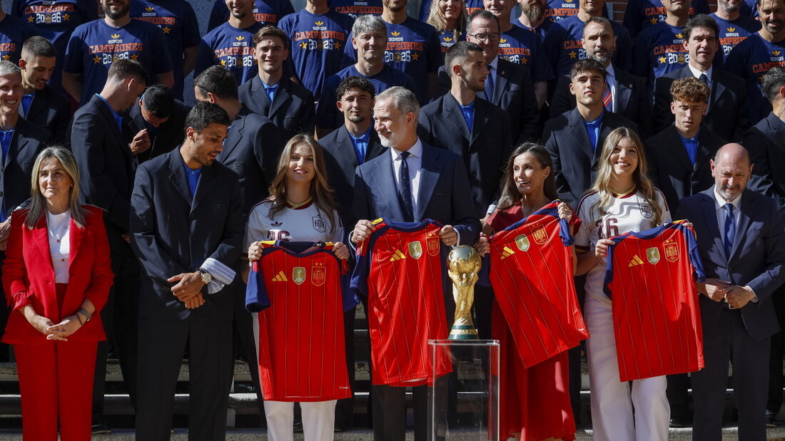 Empfang im Königshaus: König Felipe VI. und seine Familie erhalten Shirts der Spieler und dürfen den WM-Pokal bestaunen 20260720191214714.jpg