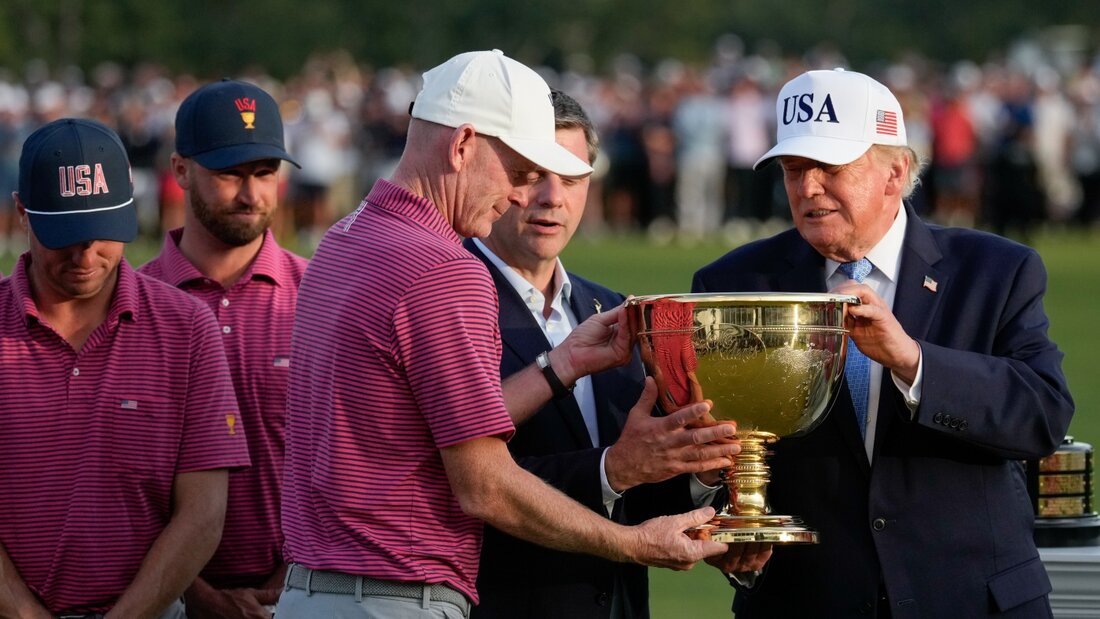 Donald Trump übergibt US-Captain Brandt Snedeker den Presidents Cup 20260928063448391.jpg
