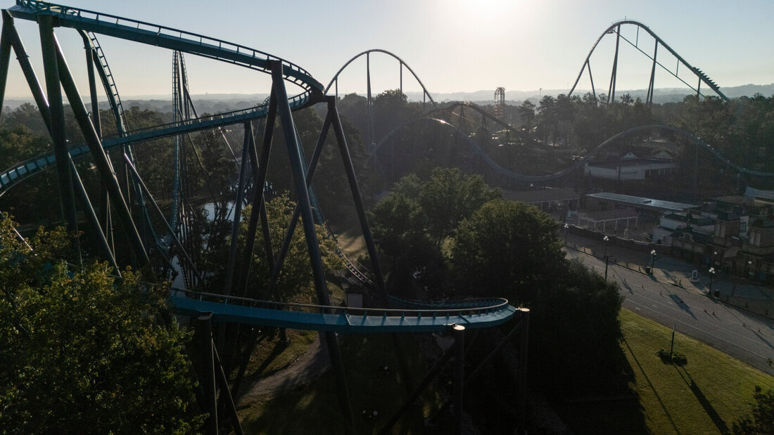 Attraktionen sind in der Nähe der Interstate 20 bei Six Flags Over Georgia zu sehen. Nach dem tödlichen Sturz aus einer Achterbahn im US-Bundesstaat Georgia ist die Identität des Opfers bekanntgeworden. Foto: Mike Stewart/AP/dpa 20261013192602941.jpg