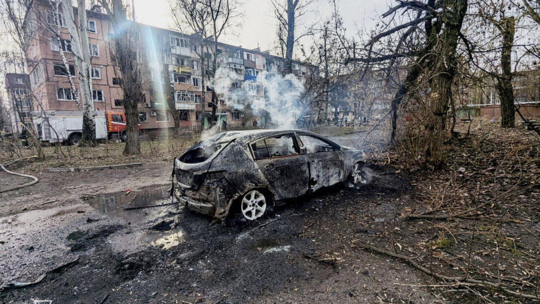 HANDOUT - Auf diesem vom ukrainischen Katastrophenschutz zur Verfügung gestellten Foto sind ein verbranntes Auto und beschädigte Wohnhäuser zu sehen, nachdem eine russische Rakete eingeschlagen ist. Foto: Uncredited/Ukrainian Emergency Service/dpa/Archivbild 20250404193209598.jpg