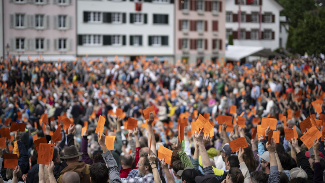 Dringliche Beschlüsse sollen künftig vor der Glarner Landsgemeinde in Kraft gesetzt werden können. (Archivbild) 20251024095535926.jpg