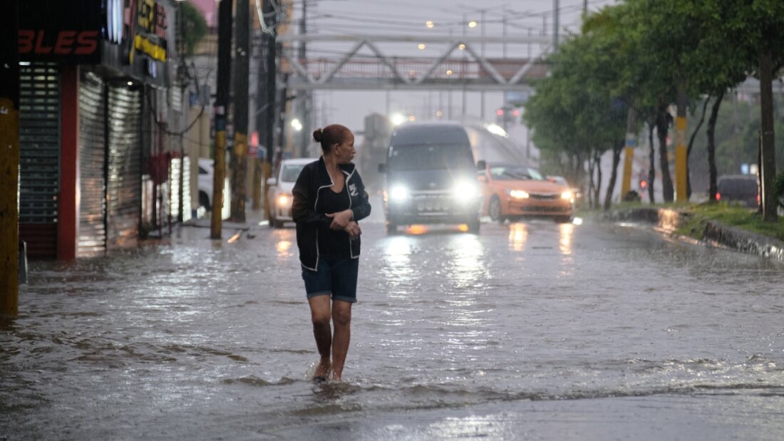 Eine Frau geht in Santo Domingo durch eine Straße, die von den Regenfällen des Tropensturms Melissa überflutet wurde. Foto: Ricardo Hernandez/AP/dpa 20251026140012565.jpg