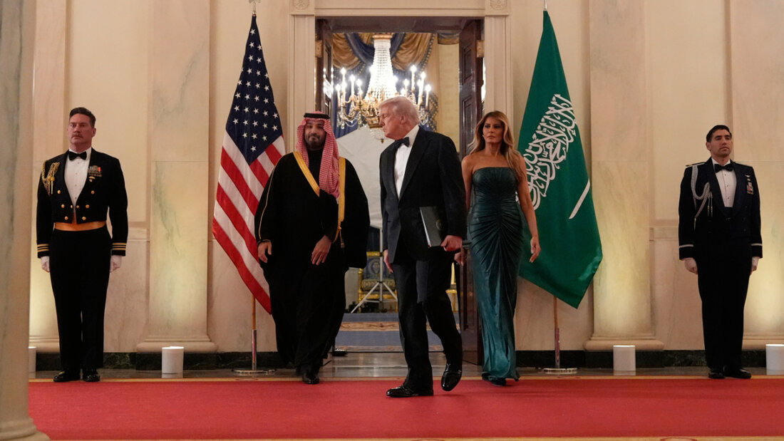 US-Präsident Donald Trump (M), First Lady Melania Trump (r) und Saudi-Arabiens Kronprinz Mohammed bin Salman (l) kommen durch den Blue Room zu einem Abendessen im East Room des Weißen Hauses. Foto: Alex Brandon/AP/dpa 20251119111342824.jpg