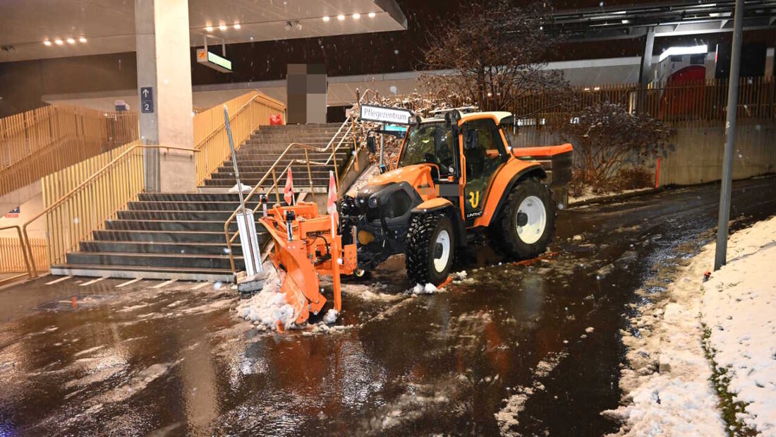 In Rapperswil-Jona geriet ein Motorkarren bei Schneeräumungsarbeiten ins Rutschen und erfasste ein 6-jähriges Mädchen am Strassenrand. 20260111100008453.jpg