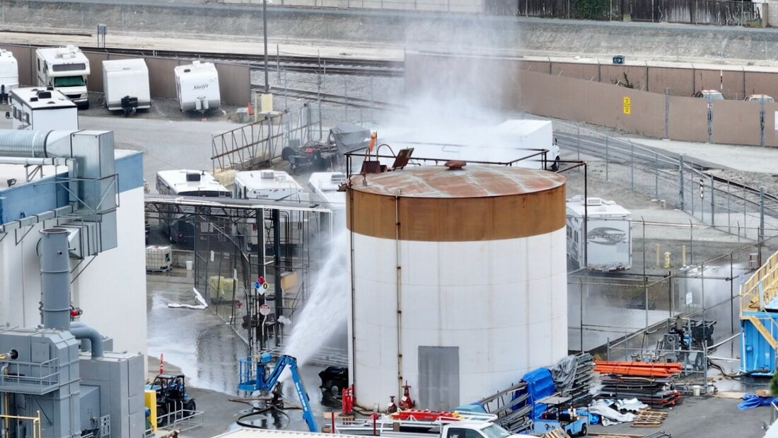 Wasser wird auf einen Tank gesprüht, der sich in einem Luft- und Raumfahrtwerk überhitzt hat. Die drohende Explosion eines Lagertanks mit einer brennbaren, gefährlichen Chemikalie hat in Südkalifornien zur Evakuierung eines großen Wohngebiets geführt. Foto: Jeff Gritchen/The Orange County Register/AP/dpa - ACHTUNG: Nur zur redaktionellen Verwendung und nur mit vollständiger Nennung des vorstehenden Credits 20260523040758983.jpg