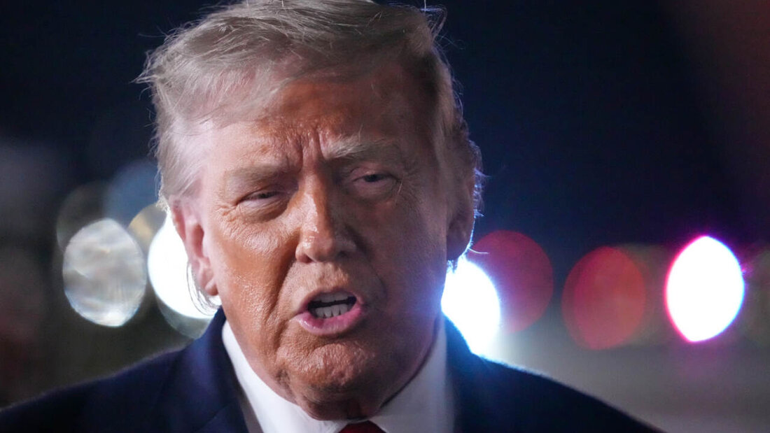 US-Präsident Donald Trump spricht mit Reportern, bevor er am John F. Kennedy International Airport in New York an Bord der Air Force One geht. Foto: Mark Schiefelbein/AP/dpa 20260609235517047.jpg