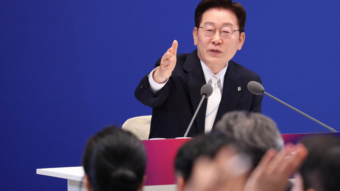ARCHIV - Südkoreas Präsidenten Lee Jae Myung gestikuliert auf einer Pressekonferenz im Staatsgästehaus Yeongbingwan zum 1. Jahrestag seiner Amtseinführung. Foto: -/YNA/dpa/Archivfoto 20260703095904377.jpg