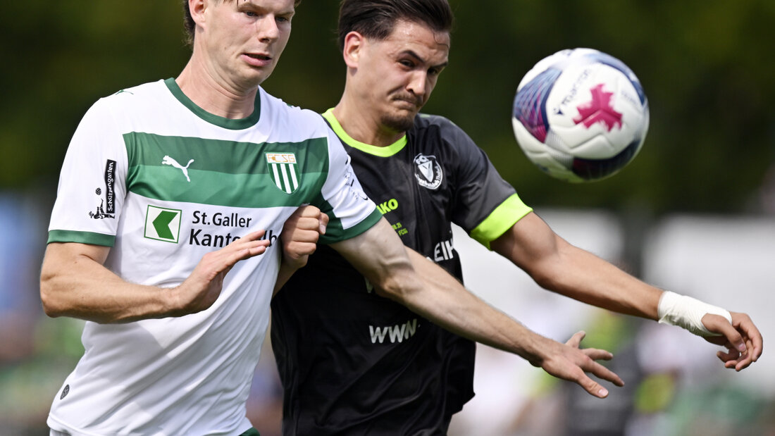 Andrin Hunziker (links) feierte mit dem FC St. Gallen in Thalwil ein erkämpftes 3:0 20260816170408143.jpg