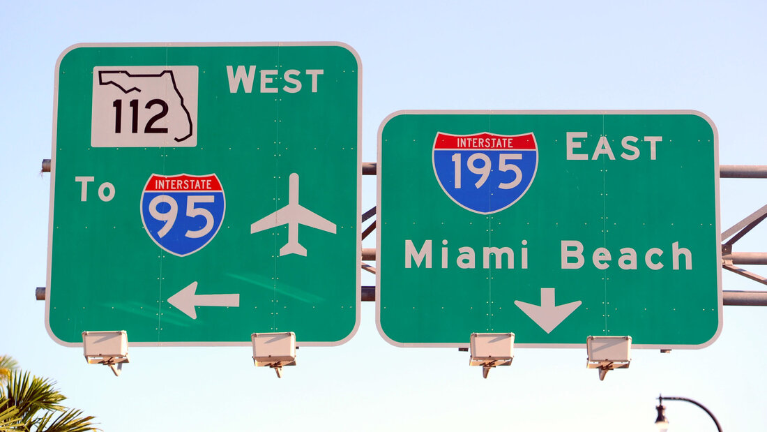 ARCHIV - Ein Straßenschild weist den Weg in Richtung Flughafen und Miami Beach. Foto: Thomas Eisenhuth/dpa 20260906220708856.jpg
