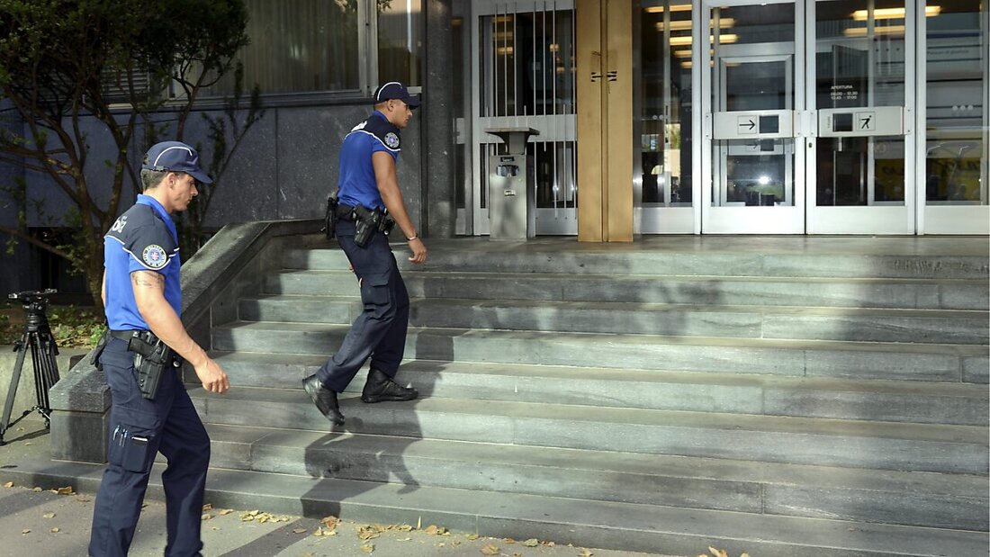 Am Tessiner Kantonsstrafgericht ist am Donnerstag ein 28-Jähriger des Mordes schuldig gesprochen und zu einer 17-jährigen Freiheitsstrafe verurteilt worden. (Archivbild) 20250417175600150.jpg