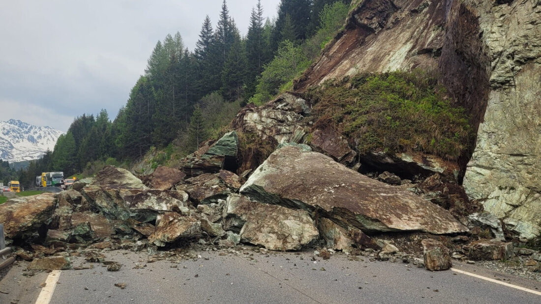 Kein Durchkommen mehr auf der H3 bei Surses GR am Montagmorgen. 20250602090313846.jpg