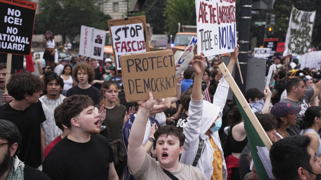 Menschen demonstrieren während einer Militärparade, anlässlich des 250-jährigen Bestehens des US-Heeres, das mit dem 79. Geburtstag von US-Präsident Trump zusammenfällt. Foto: Evan Vucci/AP/dpa 20250615045242265.jpg