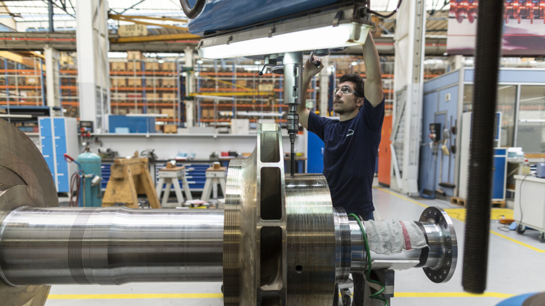 Junge Maschinenbauer haben es momentan schwer, eine Stelle zu finden. Grund ist die angespannte Lage in der Industrie. (Archivbild) 20250812112347811.jpg