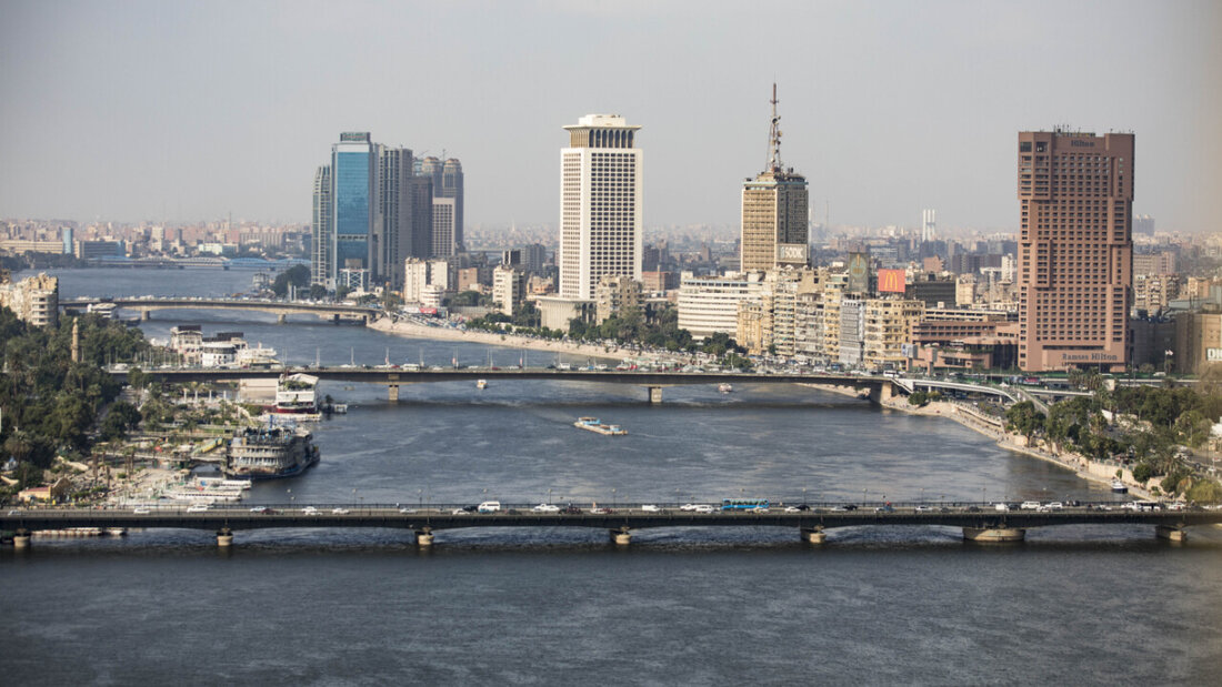 ARCHIV - Ein Gesamtüberblick über das Ramses Hilton Hotel (R), das Maspero Television Building (C) und das Gebäude des ägyptischen Außenministeriums mit Blick auf die Qasr El Nil Brücke (vorn) am Ufer des Nils. Foto: Gehad Hamdy/dpa 20251123193223808.jpg