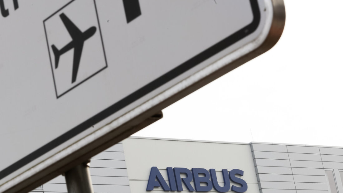 ARCHIV - Logo der Firma Airbus an der Fassade des Sitz des Unternehmens. Nach dem Absturz der Air-France-Maschine zwischen Rio de Janeiro und Paris mit 228 Toten geht die Generalstaatsanwaltschaft in Paris gegen den Freispruch der Airline und des Herstellers Airbus in Berufung. Foto: Mohssen Assanimoghaddam/dpa 20260521141333125.jpg