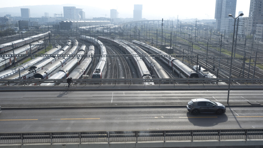 Europa-Brücke in Zürich: Der Bundesrat hat die Vernehmlassung zu seinen Ausbauplänen für Strasse und Schiene eröffnet. (Themenbild) 20260619130129850.jpg