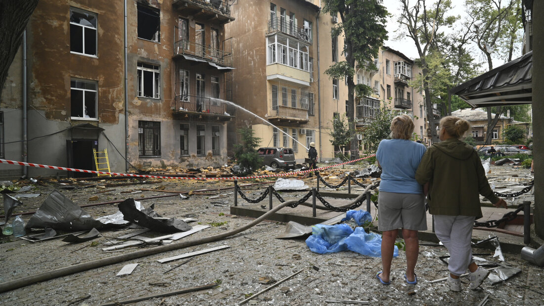 ARCHIV - Ein Feuerwehrmann löscht in Odessa ein Feuer nach einem massiven russischen Luftangriff. Foto: Michael Shtekel/AP/dpa/Archivbild 20260708202702315.jpg