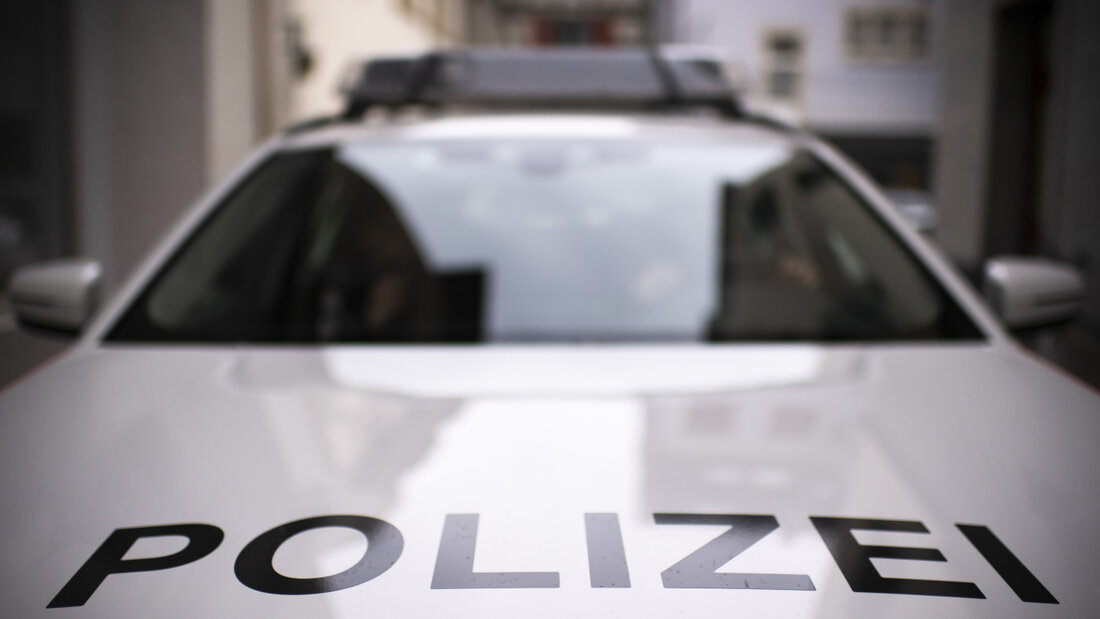 Die Kantonspolizei St. Gallen rückte am Montagnachmittag zu einem Unfall nach Gossau SG aus. (Symbolbild) 20260728094852873.jpg