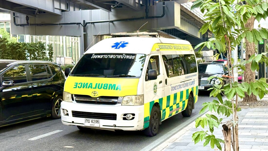 ARCHIV - Ein Krankenwagen fährt durch Bangkok. Foto: Carola Frentzen/dpa 20260807064731367.jpg