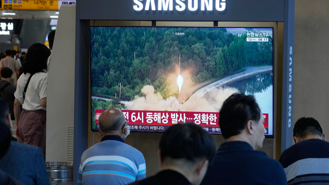 dpatopbilder - Auf einem Fernsehbildschirm ist während einer Nachrichtensendung am Bahnhof von Seoul in Südkorea ein Archivbild des nordkoreanischen Raketenstarts zu sehen. Foto: Ahn Young-joon/AP/dpa 20260812043804119.jpg