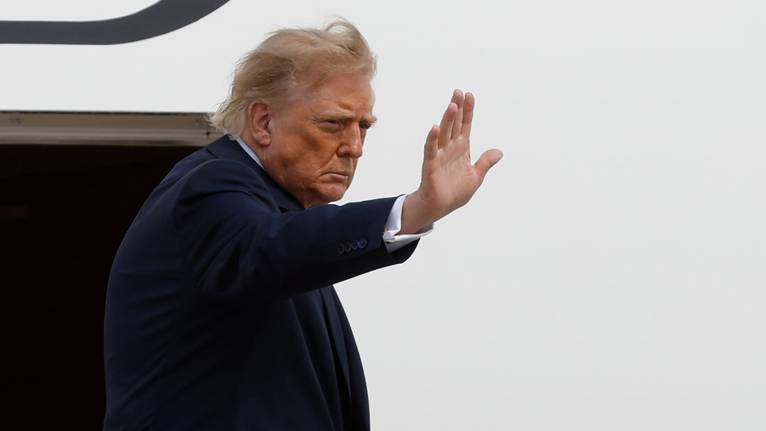 US-Präsident Donald Trump winkt vor dem Abflug von der Joint Base Andrews in Maryland von der Treppe der Air Force One. Foto: Luis M. Alvarez/AP/dpa 20260828055243294.jpg
