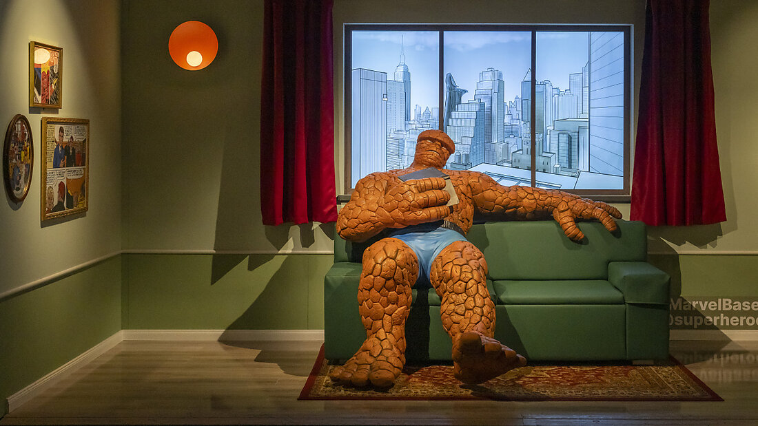 "The Thing" lädt in der Ausstellung Ausstellung "Marvel: Universe of Super Heroes" zum Selfie-Shot ein. 20240321132355982.jpg