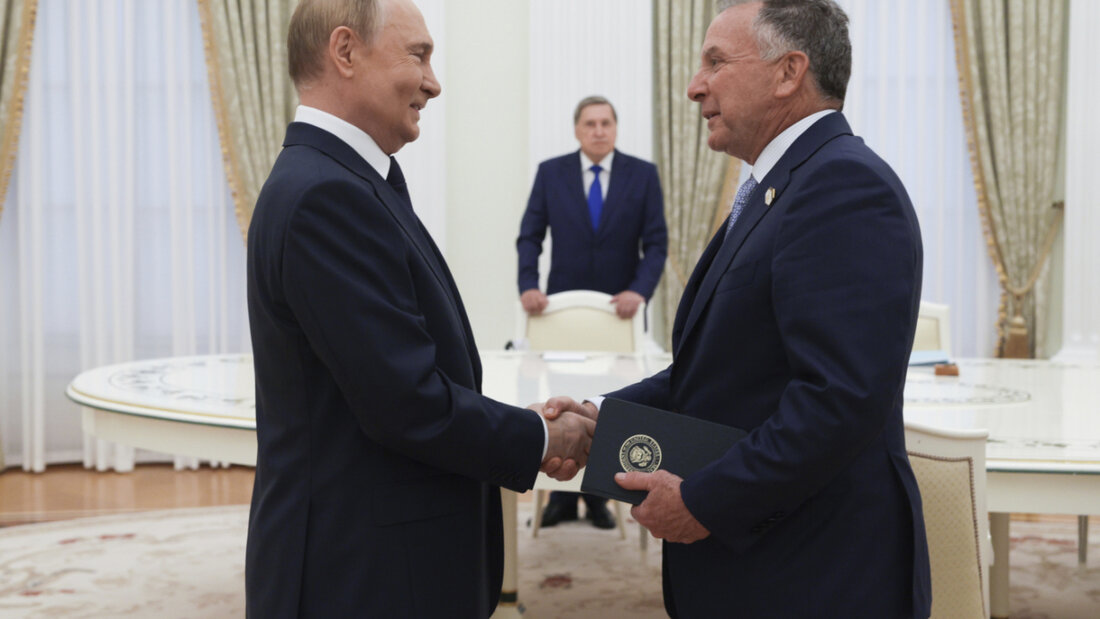 dpatopbilder - Auf diesem von der staatlichen russischen Nachrichtenagentur Sputnik via AP veröffentlichten Foto reichen sich der russischePräsident Wladimir Putin (l) und der Sondergesandte von US-Präsident Trump, Steve Witkoff (r) während ihres Treffens in Moskau die Hände. Foto: Gavriil Grigorov/Pool Sputnik Kremlin/AP/dpa - ACHTUNG: Nur zur redaktionellen Verwendung und nur mit vollständiger Nennung des vorstehenden Credits 20250806203927396.jpg