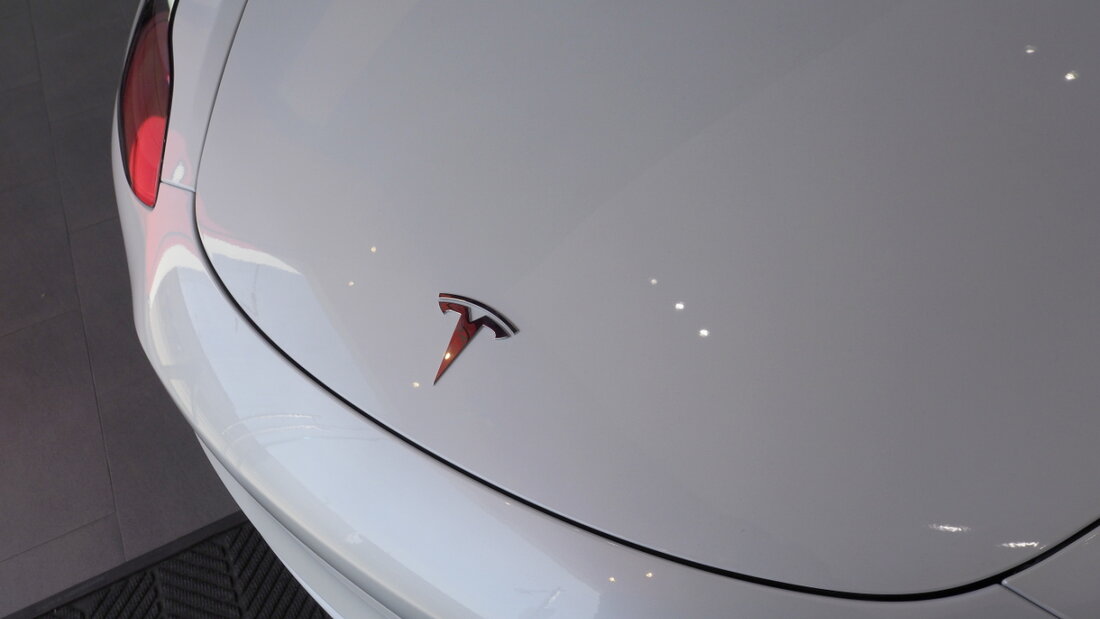 Teslas Software "Full Self-Driving" (komplett selbstfahrend) muss stets von Menschen beaufsichtigt werden. Ein Widerspruch, befand die kalifornische Verkehrsbehörde. (Archivbild) 20251217044935823.jpg