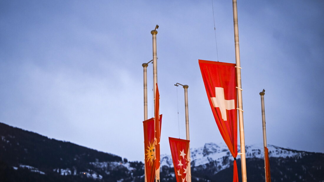 Die Fahnen wehen an vielen Orten in der Schweiz während fünf Tagen auf Halbmast. (Archivbild) 20260104004009788.jpg