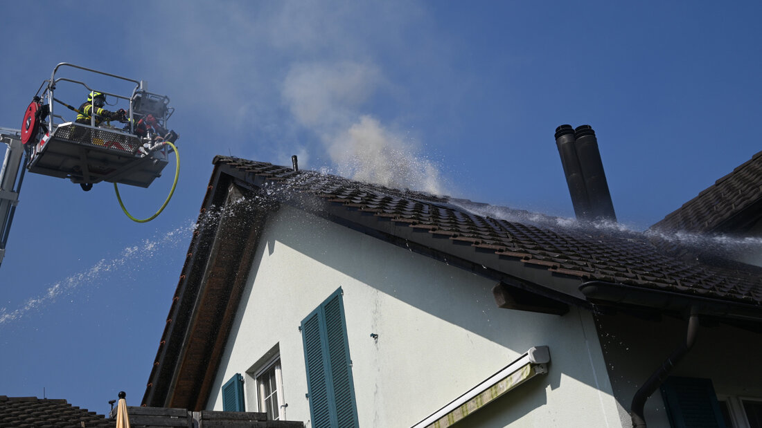 In Bichwil SG musste die Feuerwehr einen Teil des Daches öffnen, um einen Brand zu löschen. 20260731105116732.jpg