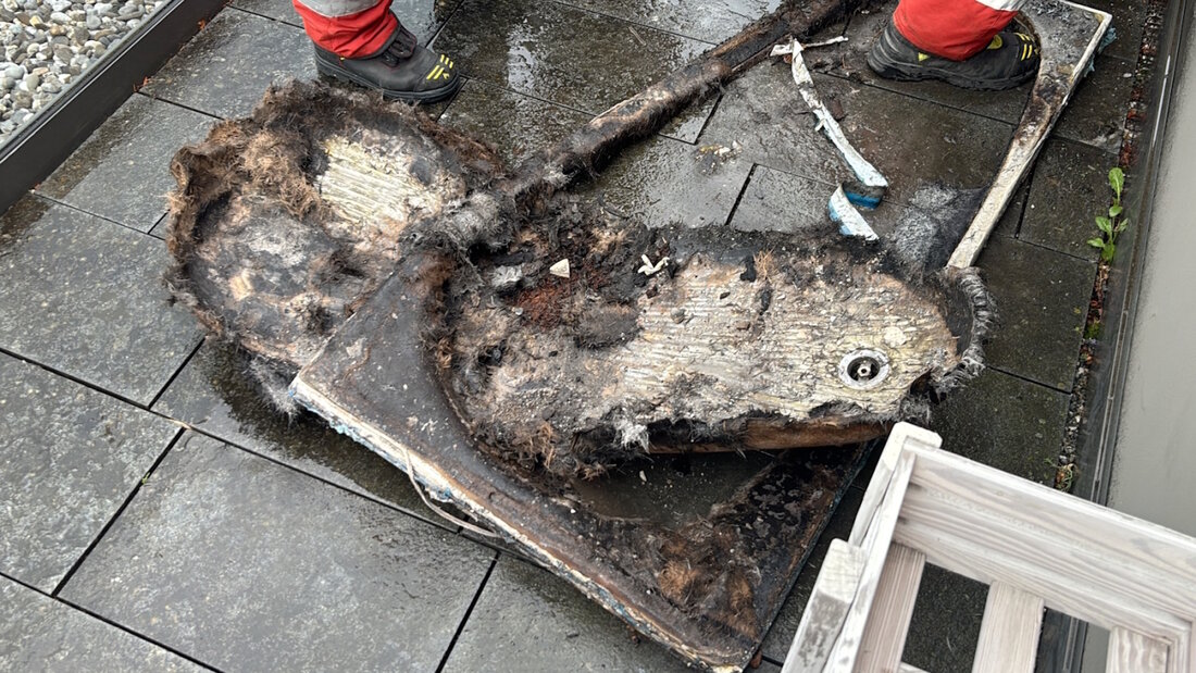 Im Bild die Überreste einer Kunststoff-Badewanne nach einem Badezimmer-Brand in Maienfeld. 20260806170638024.jpg
