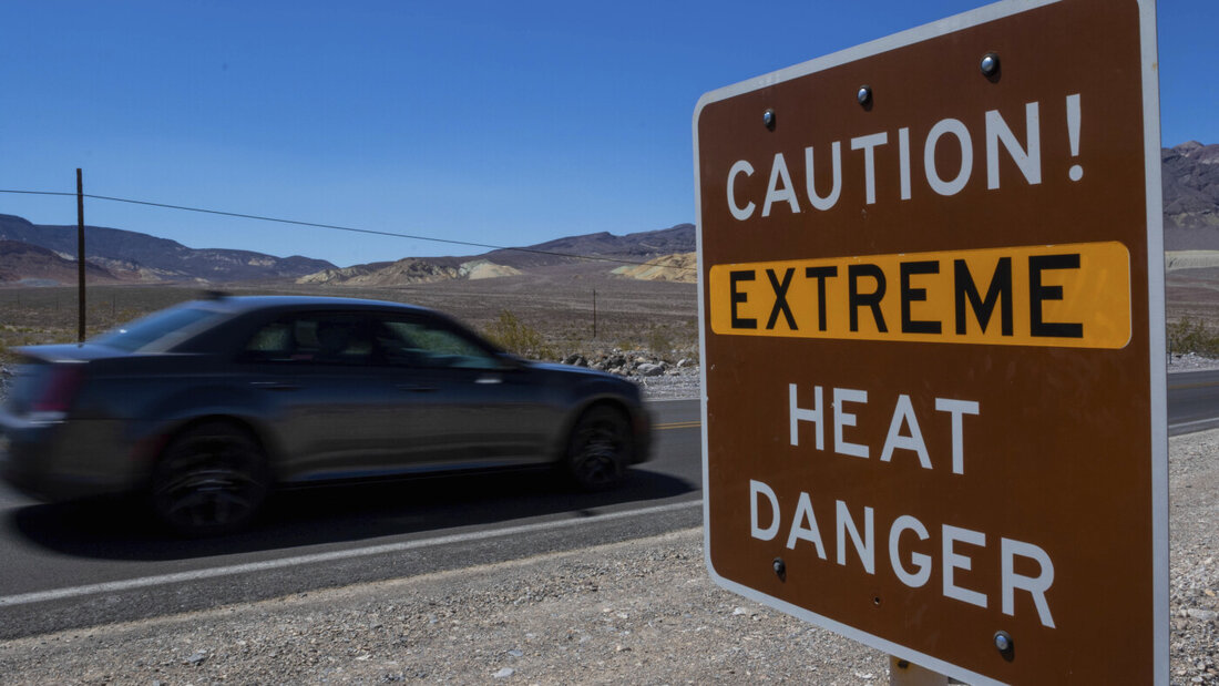 ARCHIV - Ein Schild warnt vor extremer Hitze im Death Valley National Park, Kalifornien. Der Juli ist der heißeste Monat im Park mit einer durchschnittlichen Höchsttemperatur von 116 Grad (46,5 Celsius). Foto: Ty ONeil/AP/dpa/Archivbild 20260822202813198.jpg