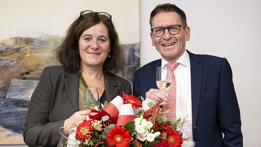 Die neugewählte Solothurner Ständerätin Franziska Roth (SP) mit dem bereits im ersten Wahlgang bestätigten Pirmin Bischof (Mitte) im Rathaus von Solothurn. 20231119141854018.jpg