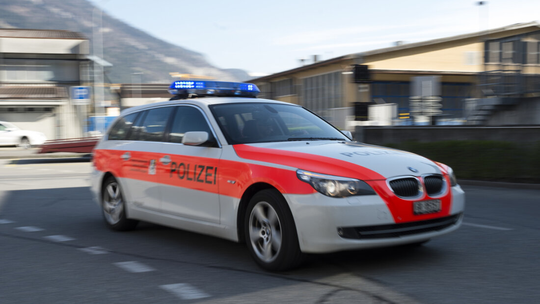 Die Kantonspolizei Graubünden und die Staatsanwaltschaft klären die Unfallursache ab. (Symbolbild) 20260301084434357.jpg