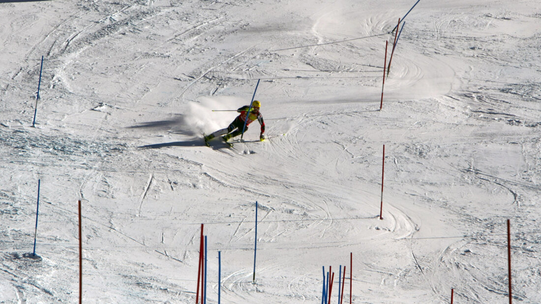 Ein Slalom-Fahrer unterwegs zwischen den Stangen (Archivbild) 20260315134657372.jpg