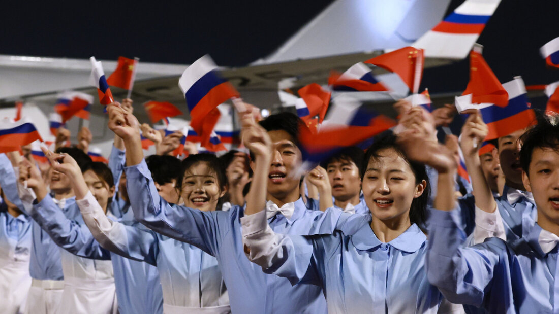 Auf diesem von der staatlichen russischen Nachrichtenagentur Sputnik via AP veröffentlichten Foto begrüßen chinesische Jugendliche den russischen Präsidenten Putin, als dieser zu einem zweitägigen Besuch in Peking eintrifft. Foto: Vladimir Smirnov/Pool Sputnik Kremlin/AP/dpa - ACHTUNG: Nur zur redaktionellen Verwendung und nur mit vollständiger Nennung des vorstehenden Credits 20260520055633952.jpg