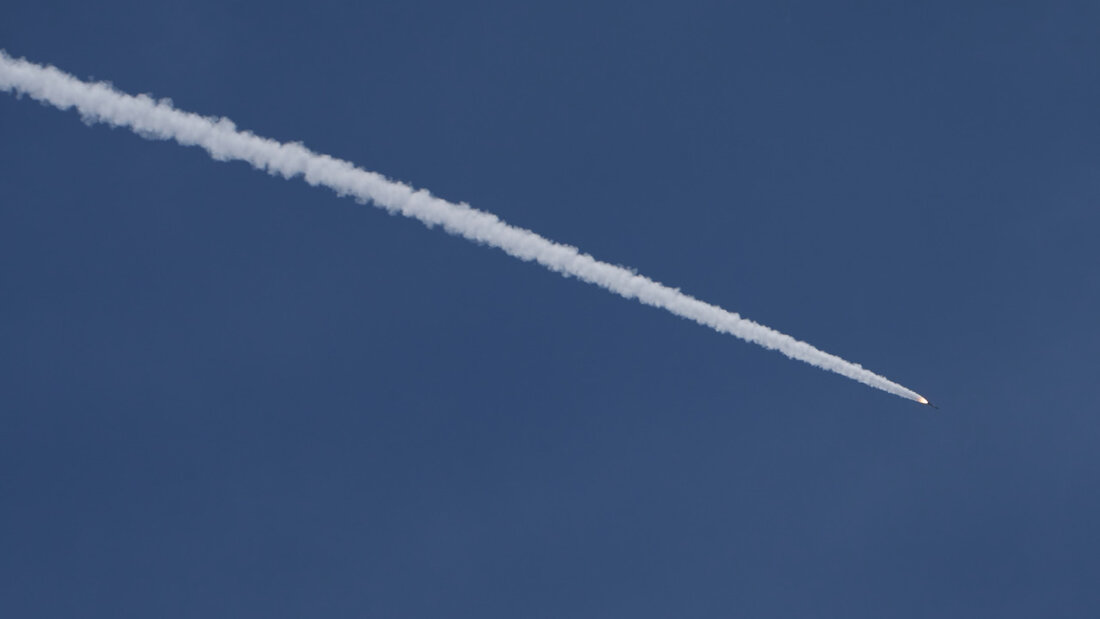 ARCHIV - Das israelische Luftabwehrsystem feuert, um aus dem Libanon abgefeuerte Geschosse abzufangen, wie aus dem Norden Israels zu sehen ist. Foto: Ariel Schalit/AP/dpa 20260614214507322.jpg