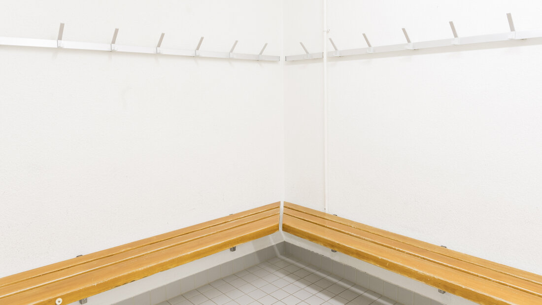 Ein Unihockey-Trainer wird verdächtigt, in Umkleidekabinen mehrerer Vereine heimlich gefilmt zu haben. (Symbolbild) 20260704144838220.jpg