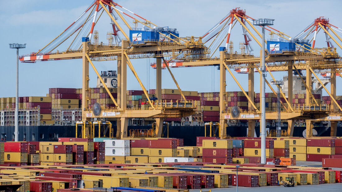 ARCHIV - Containerbrücken stehen auf dem Gelände von MSC Gate, einem Gemeinschaftsunternehmen von Eurogate und TIL Terminal Investment, im Containerhafen in Bremerhaven. Foto: Hauke-Christian Dittrich/dpa 20260723235627597.jpg