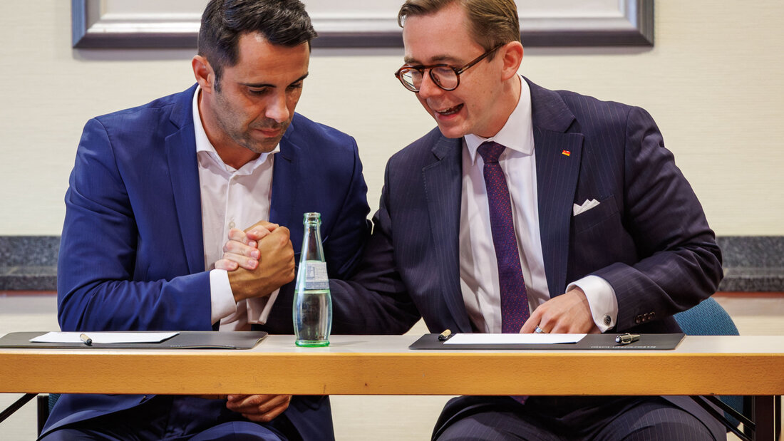 Daniel Peters (l) und Philipp Amthor. Foto: Jens Büttner/dpa 20260921202610228.jpg