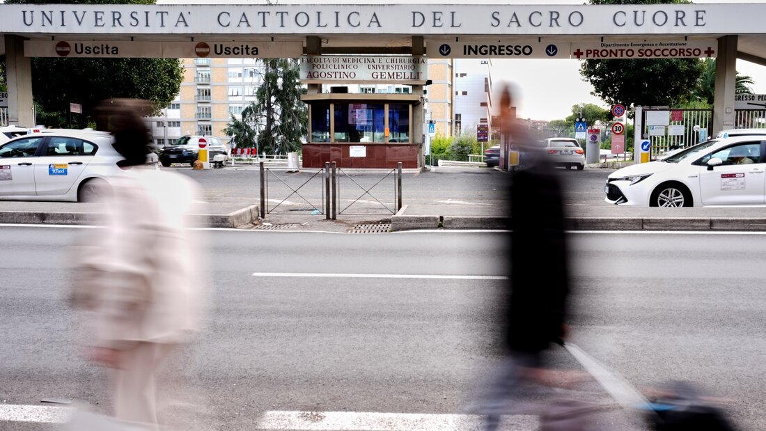 Passanten gehen am Haupteingang der Poliklinik "Agostino Gemelli" vorbei, in der Papst Leo XIV. in den nächsten Tagen zur Entfernung eines Lungenknotens stationär aufgenommen werden soll. Foto: Andrew Medichini/AP/dpa 20261013064120564.jpg