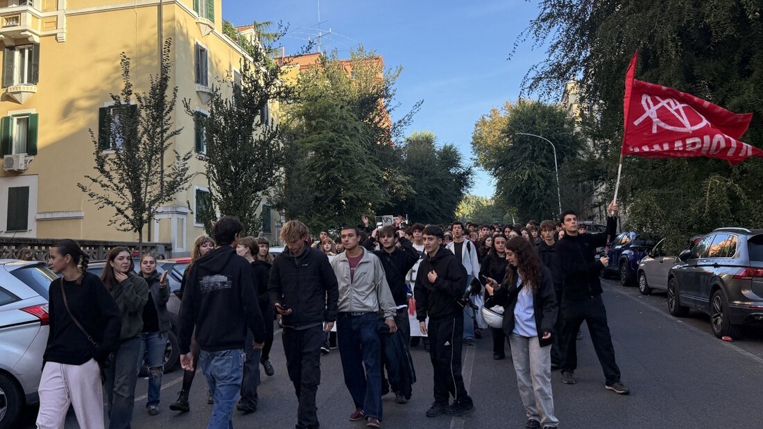 Aus Protest gegen die Zustände an den Schulen gehen Schüler in Rom auf die Straße. Foto: Christoph Sator/dpa 20261016152808201.jpg